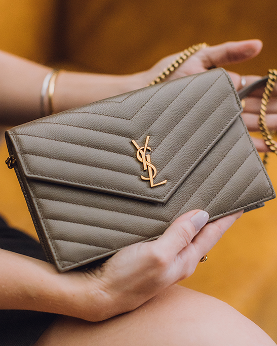 Bolsa Saint Laurent Cassandre Envelope Matelassé Chain Wallet Verde oliva em couro