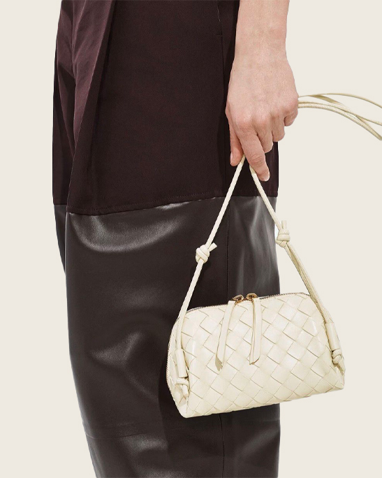 Bolsa Bottega Veneta Pouch Intrecciato Concert Sea Salt em couro napa intrecciato